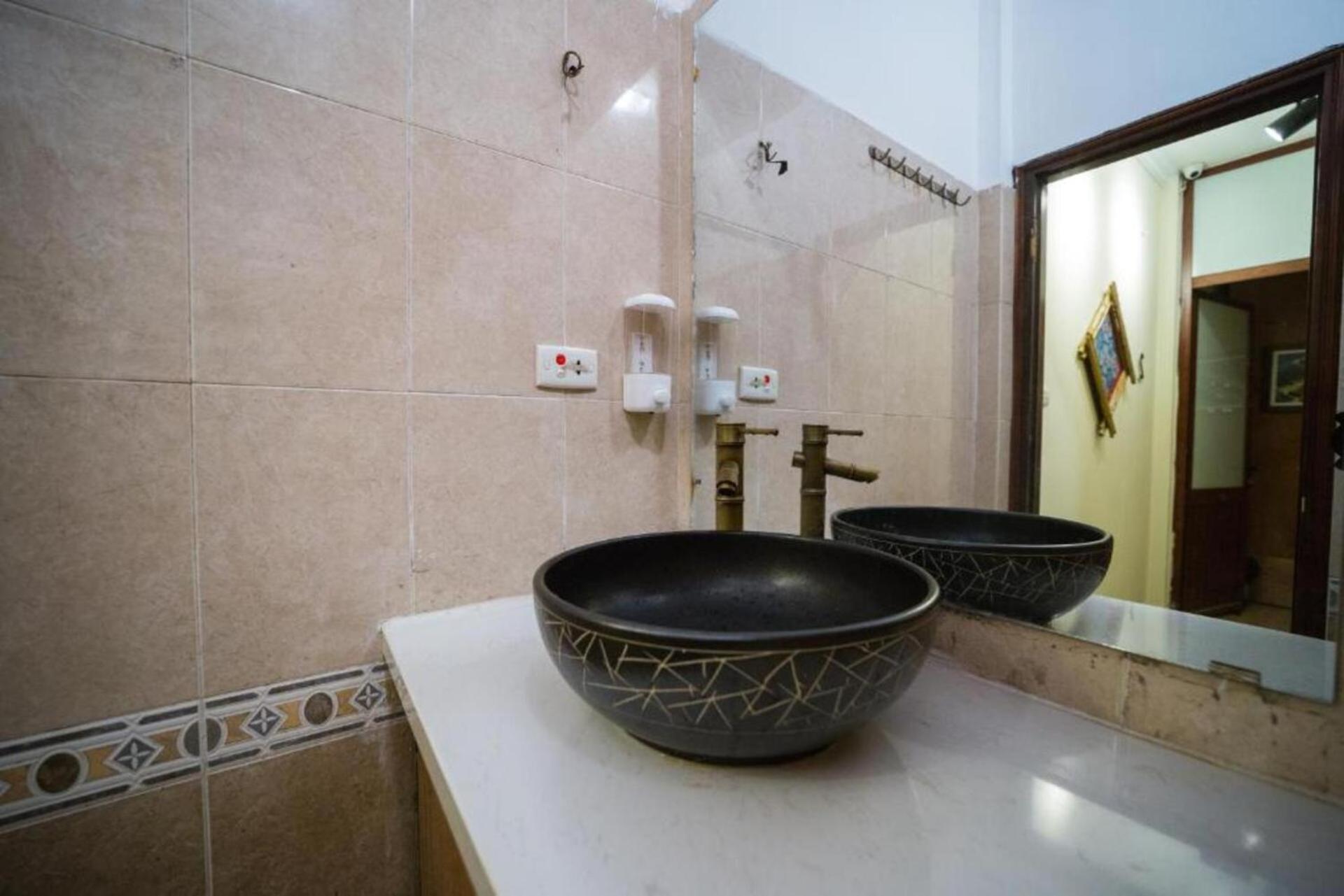 Ubuntu Hostel And Tour - 139 Hang Bac ハノイ市 エクステリア 写真